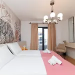 Luxury Residences By Belmont Realty Διαμέρισμα *