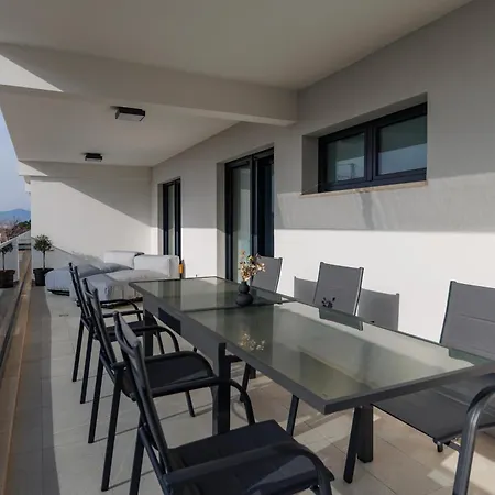 Apartment Luxury Residences By Belmont Realty