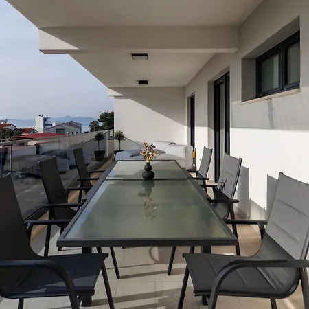 Apartment Luxury Residences By Belmont Realty