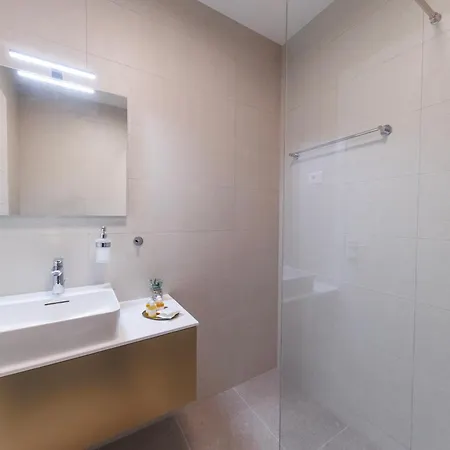 Apartment Luxury Residences By Belmont Realty