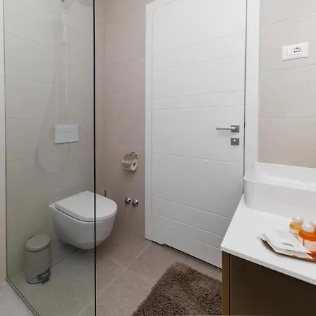 Apartment Luxury Residences By Belmont Realty *