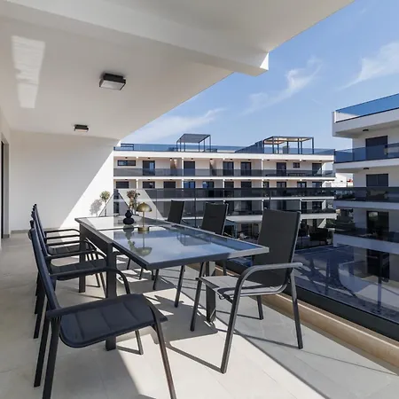 Apartment Luxury Residences By Belmont Realty *