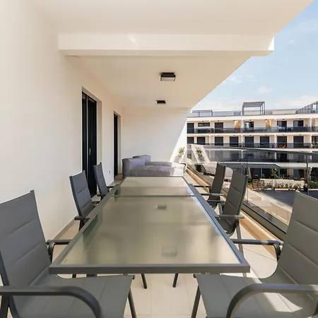 Apartment Luxury Residences By Belmont Realty *