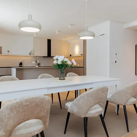 Apartment Luxury Residences By Belmont Realty *