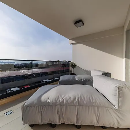 Apartment Luxury Residences By Belmont Realty *