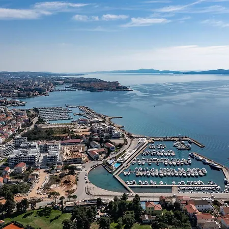 Luxury Residences By Belmont Realty Apartament