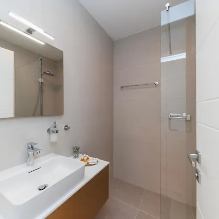 Luxury Residences By Belmont Realty 公寓