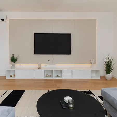 公寓 Luxury Residences By Belmont Realty *